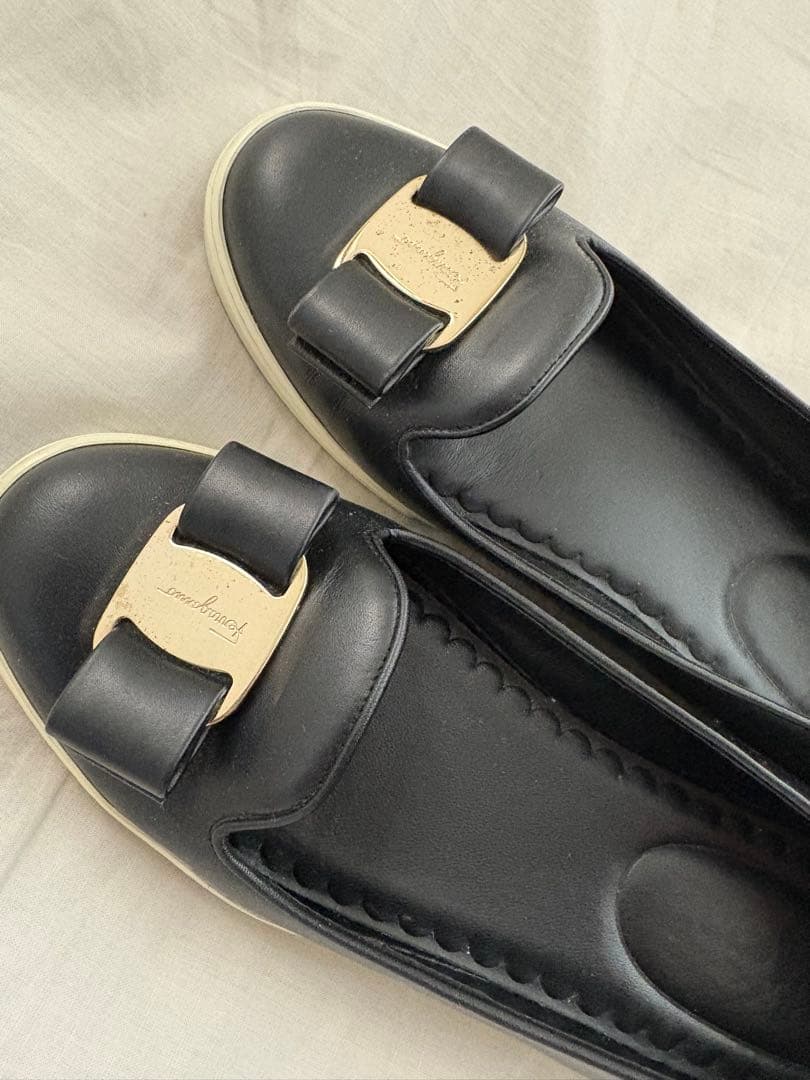 Salvatore Ferragamo ヴァラリボンレザースリッポン7D