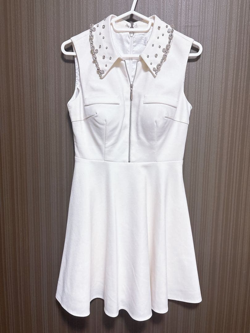 an ビジュー付きホワイトドレス