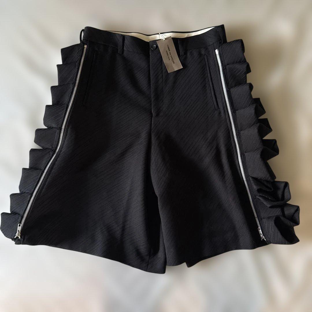 コムデギャルソンオムプリュス25S/S フリル付きサイドジッパー黒ショーツ