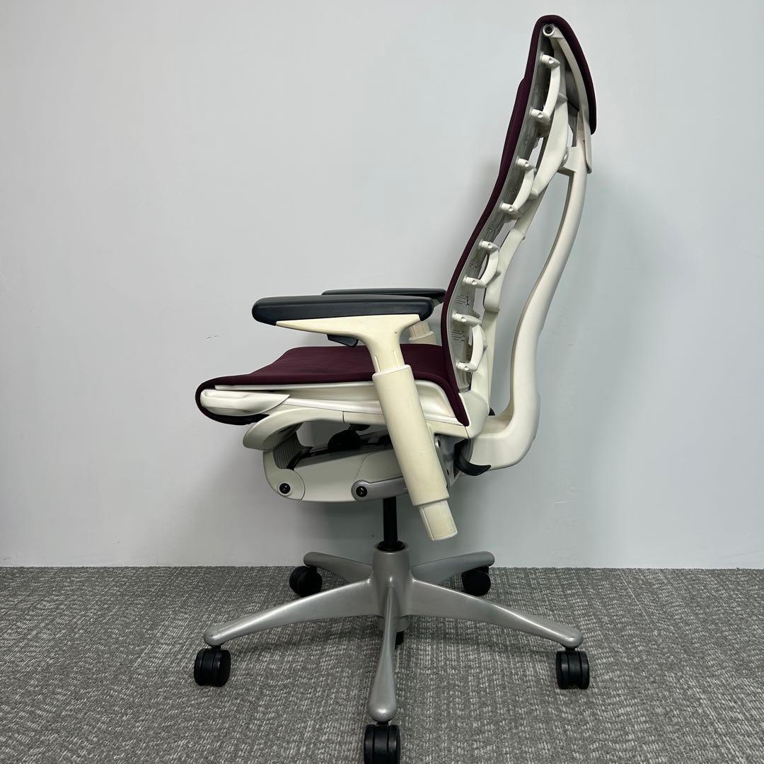 ②エンボディチェア ハーマンミラー ホワイト Embody えんじ色系