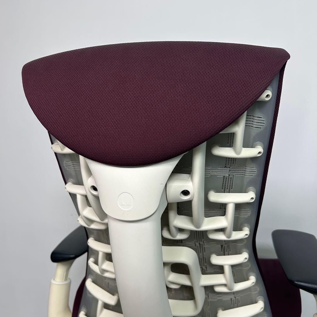 ②エンボディチェア ハーマンミラー ホワイト Embody えんじ色系