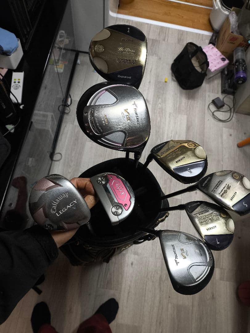 ゴルフクラブセットと黒のバッグ