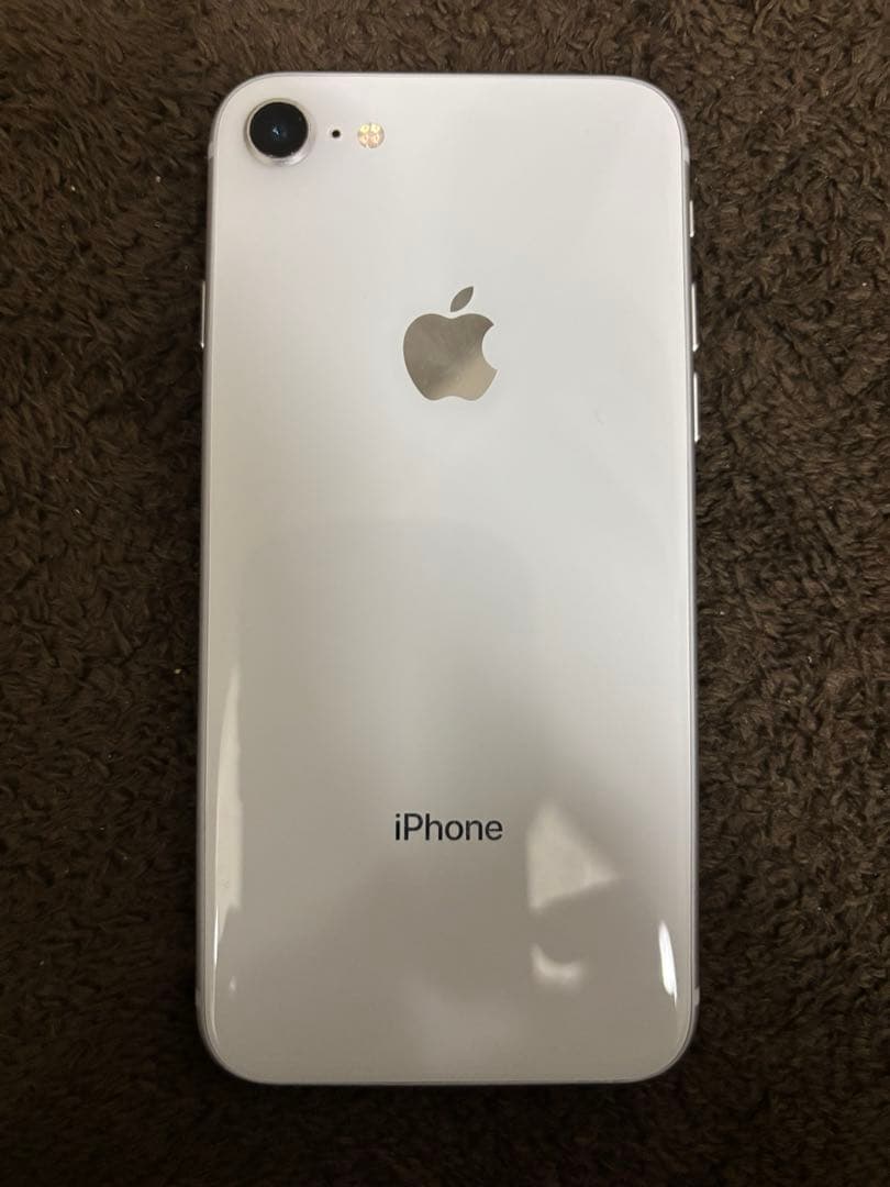 iPhone8本体　ホワイト