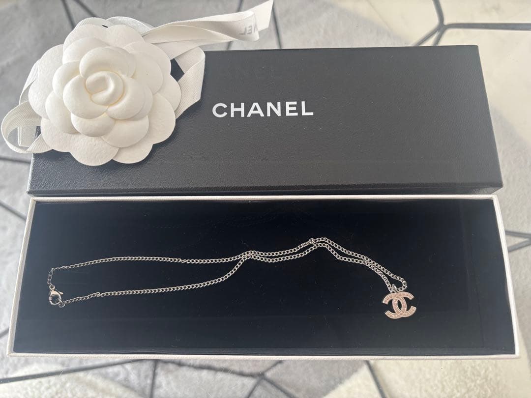 CHANEL シルバー ロゴペンダントネックレス