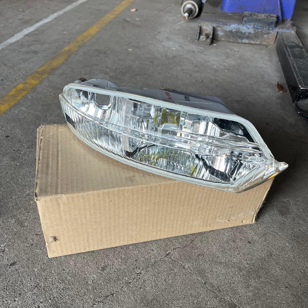 トヨタ セルシオ右フォグランプユニット 81211-50080 日本製