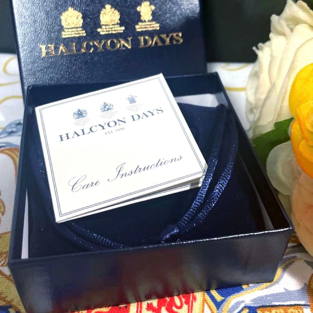 ハルシオンデイズ　プラチナジュビリー 　バングル　エリザベス女王　ホワイト