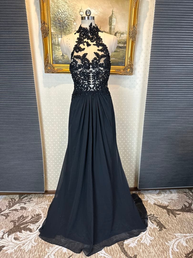 黒のハイネック刺繍ロングドレス