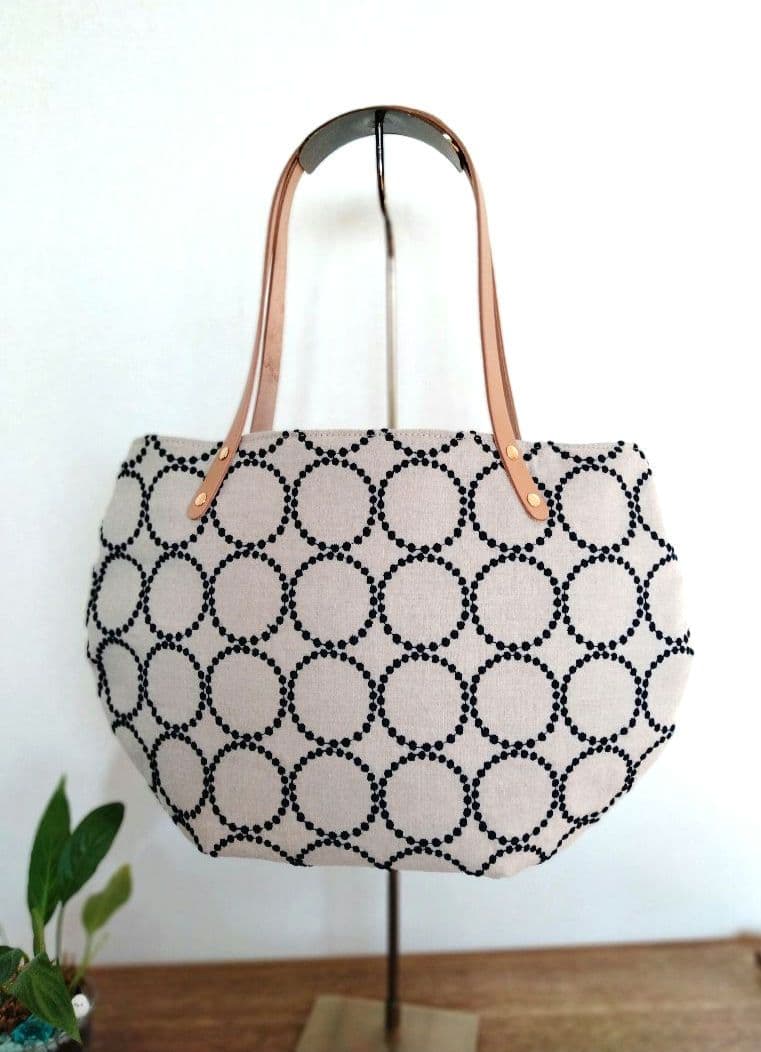 両面たのしめてA4が入る『丸みを帯びた肩掛けトートバッグ』ミナペルホネン