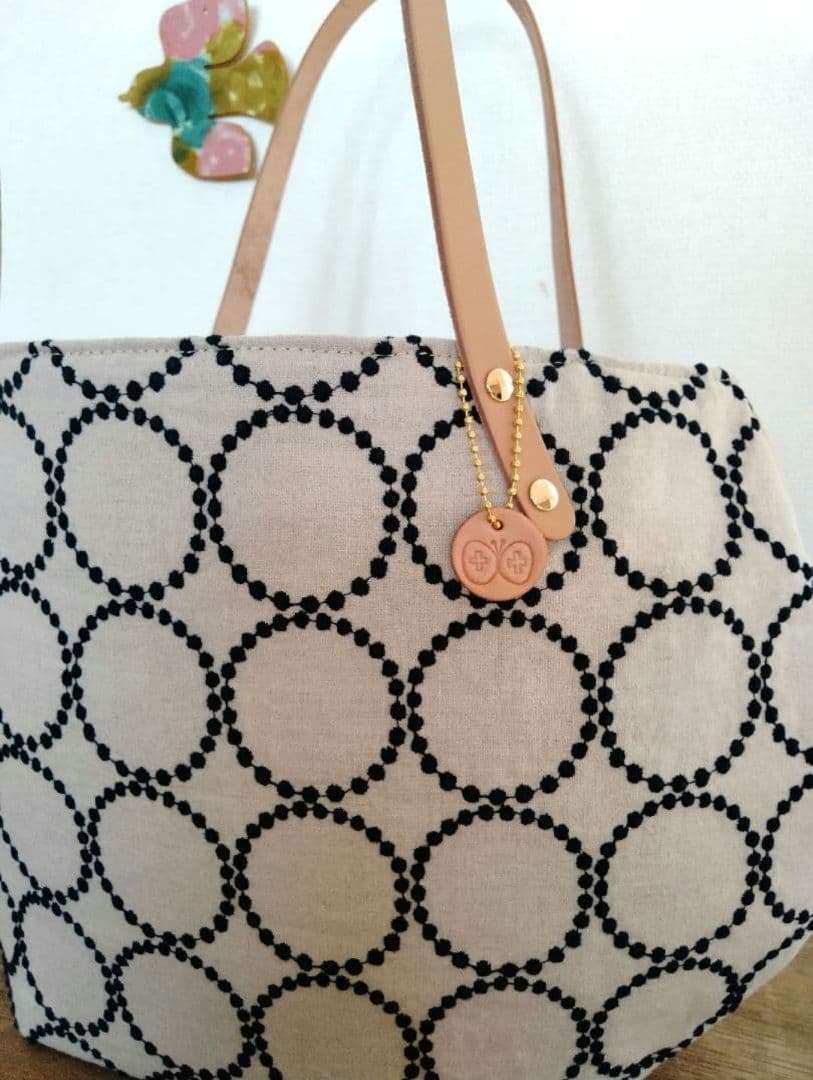 両面たのしめてA4が入る『丸みを帯びた肩掛けトートバッグ』ミナペルホネン