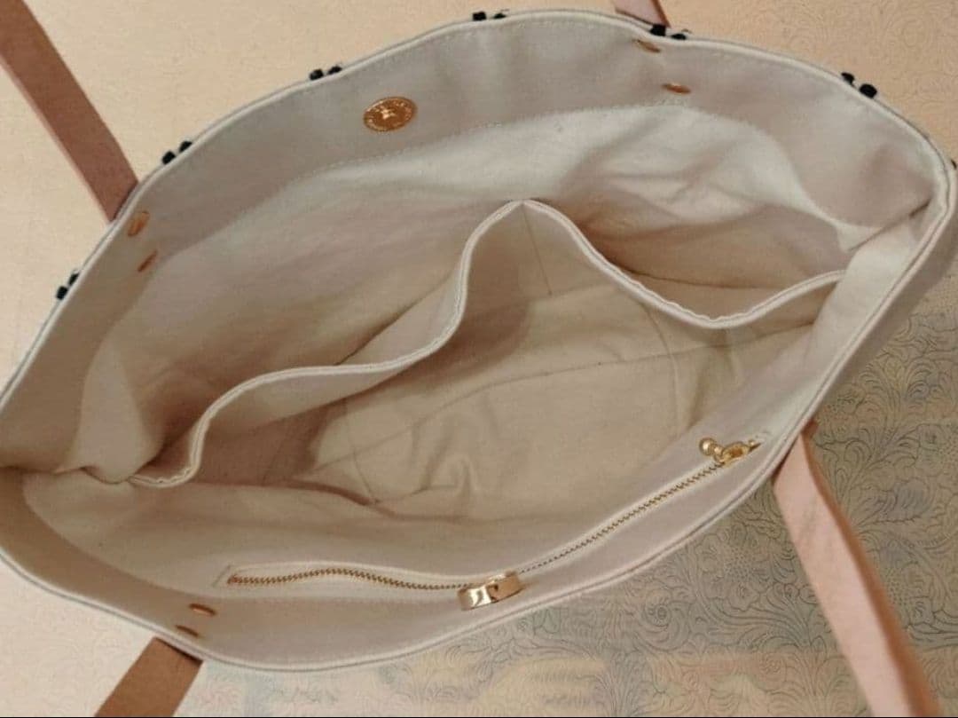 両面たのしめてA4が入る『丸みを帯びた肩掛けトートバッグ』ミナペルホネン