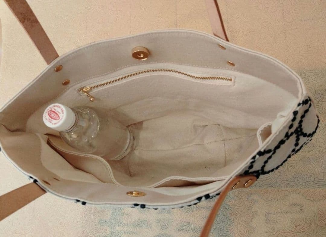 両面たのしめてA4が入る『丸みを帯びた肩掛けトートバッグ』ミナペルホネン