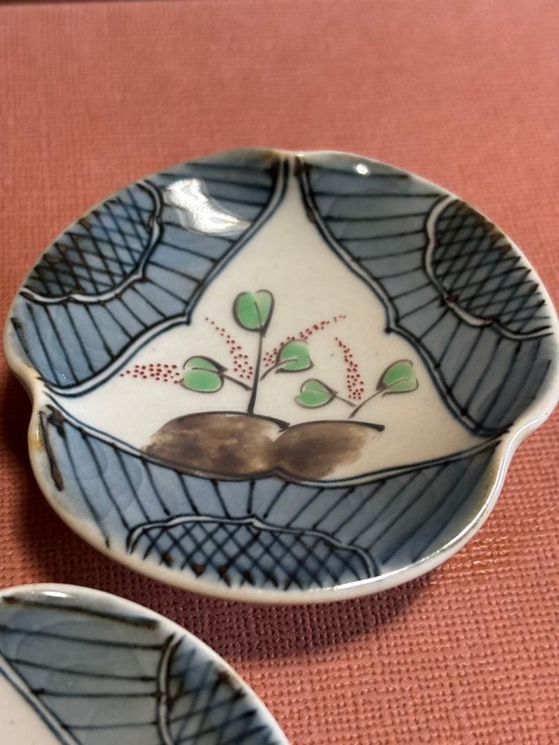 五代佐藤走波作六十六歳作色絵染付岩犬草文三ツ葉形高台皿五客揃　未使用　一点物