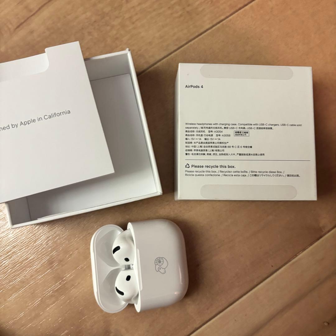 airpods 4 羊絵文字刻印あり　ノイズキャンセリングなし