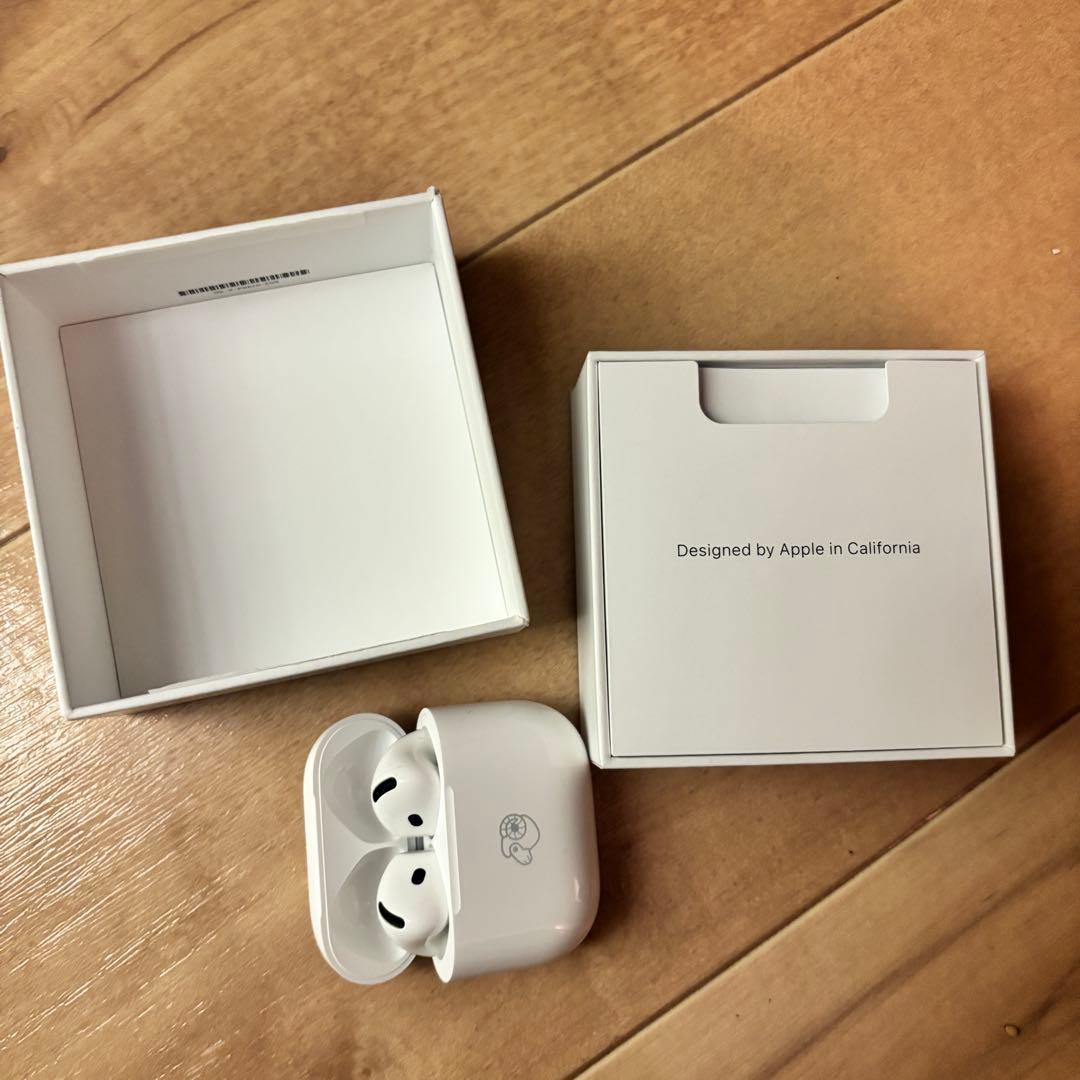 airpods 4 羊絵文字刻印あり　ノイズキャンセリングなし
