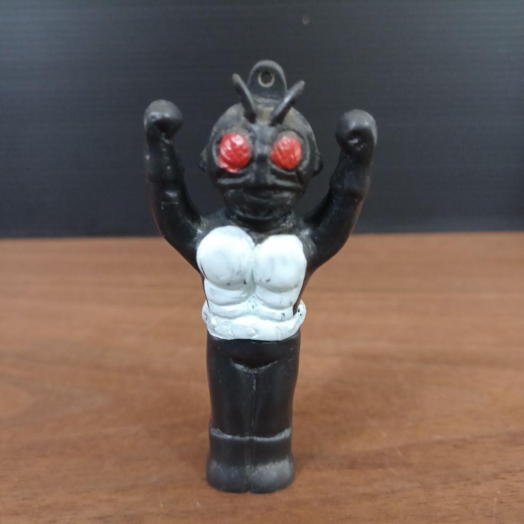 無版権　パチモノ「仮面ライダー」風ペンダント・トップ「黒」ミニソフビフィギュア