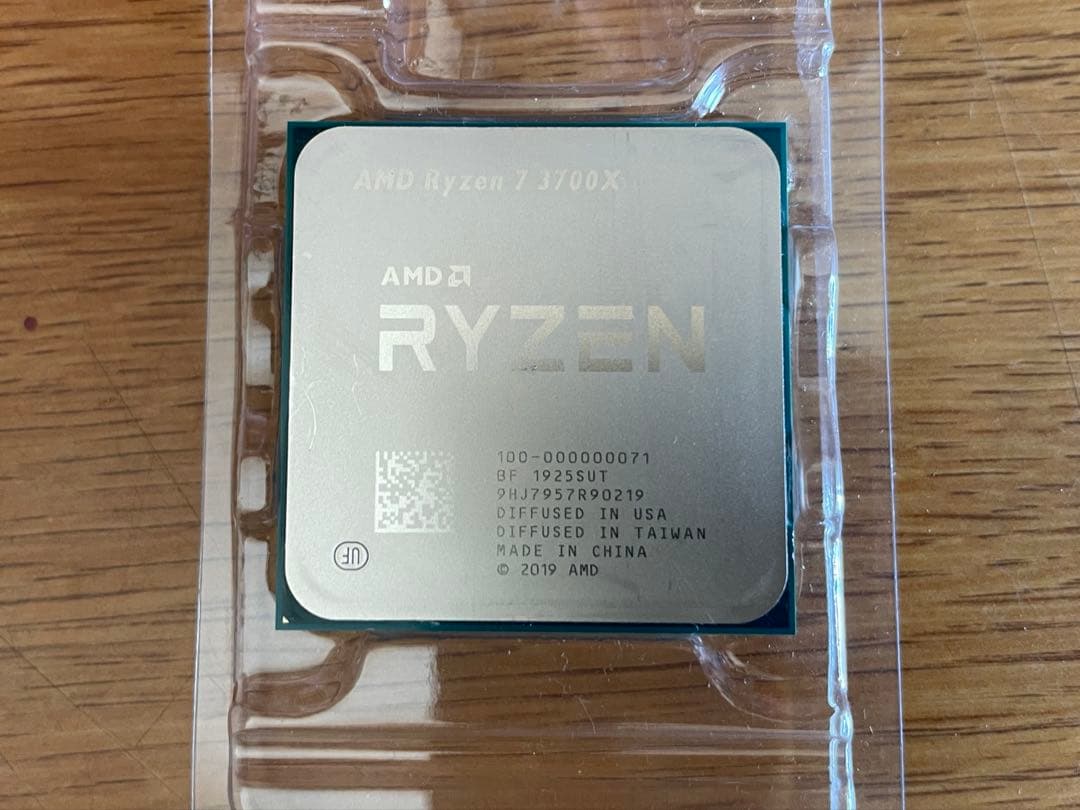 AMD RYZEN CPU 3700xプラスチックケース入り