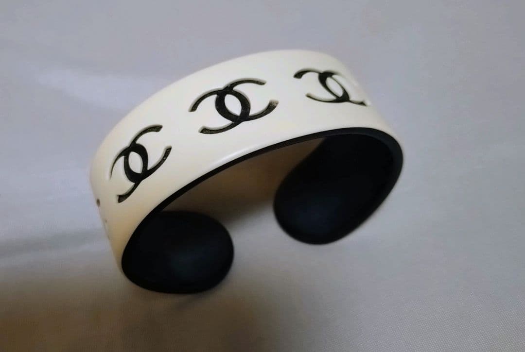 CHANEL ロゴ入りバングル アイボリー/ブラック