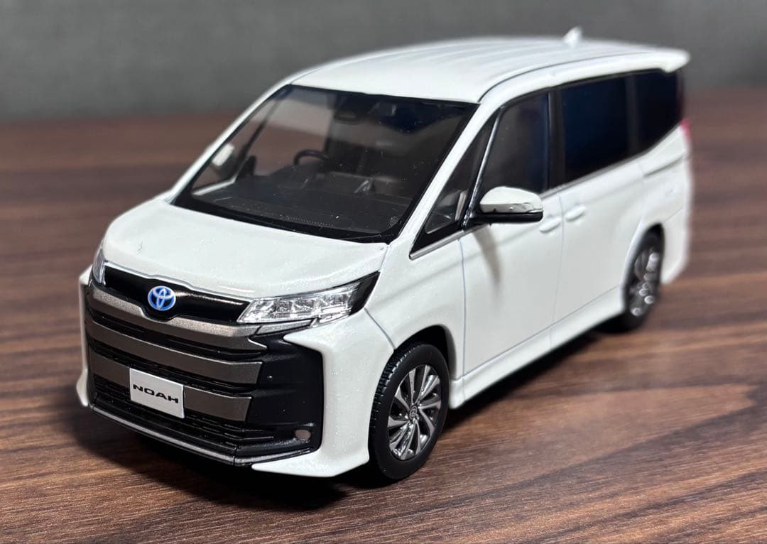 『美品』新型ノア 90系 カラーサンプルミニカー