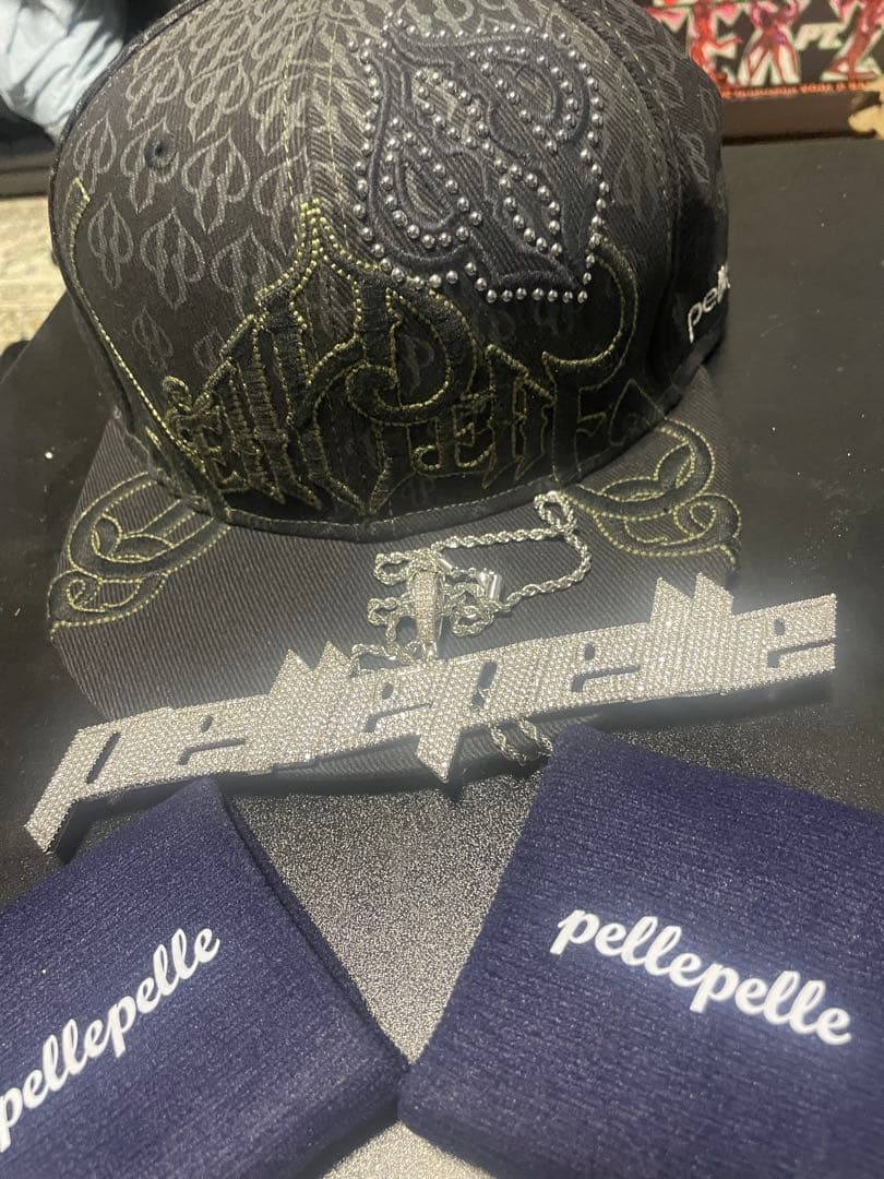 pellepelle 4点セット刺繍入りキャップ、リストバンド、 ネックレス