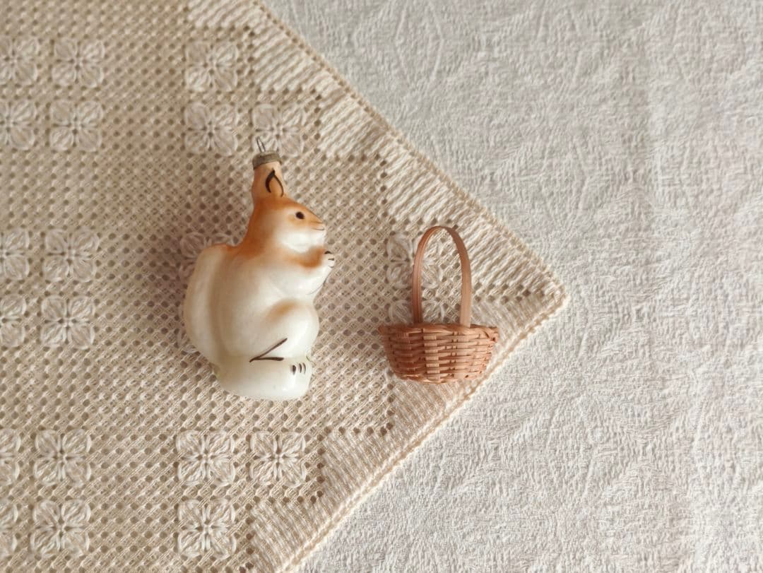 【misen2014さま】vintage ❀ ミルク色ガラスの 素敵なリスさん