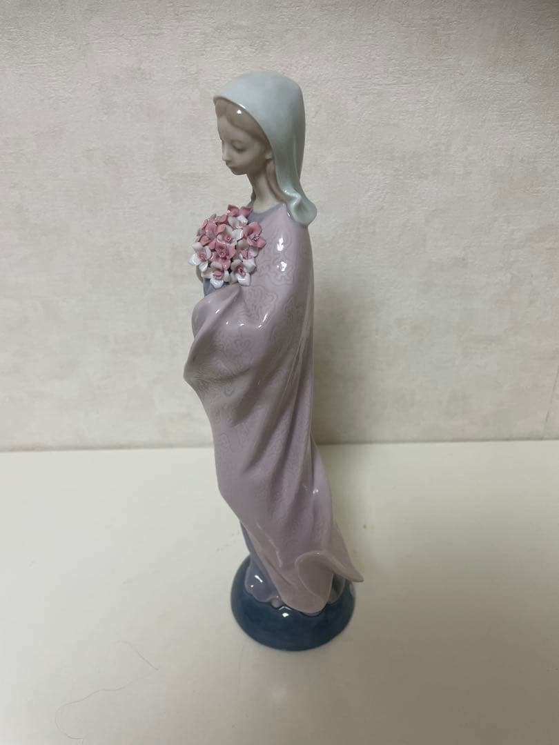 リヤドロ（Lladro リアドロ 陶器人形 置物） お祈り 花を持つマリア