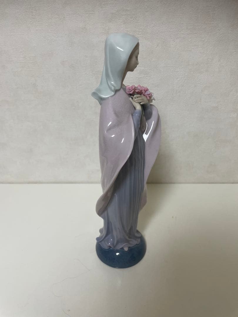 リヤドロ（Lladro リアドロ 陶器人形 置物） お祈り 花を持つマリア