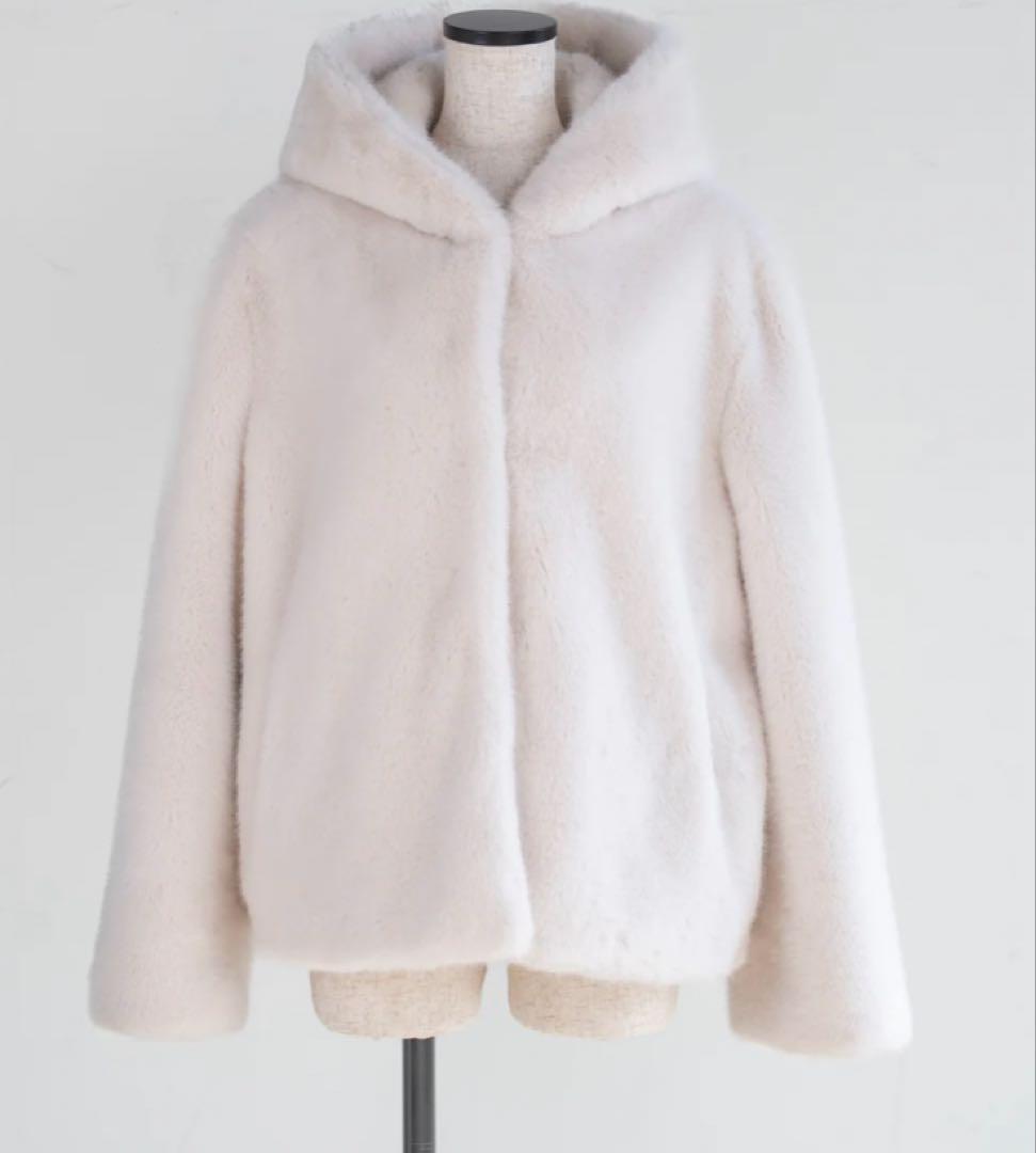 新品未使用　CARLA エコファーフードコート / ホワイト