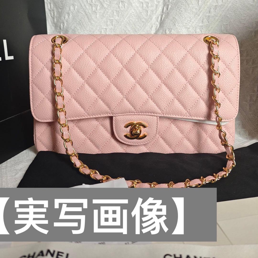 ピンクのキルティングデザインのショルダーバッグ、ゴールドチェーンストラップ付き