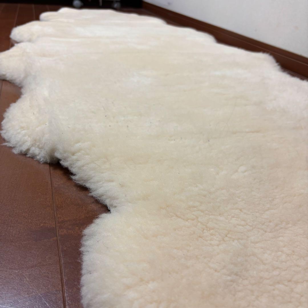 特大　本物ムートンラグ２匹物　羊毛皮　オセアニア産　クリームホワイト