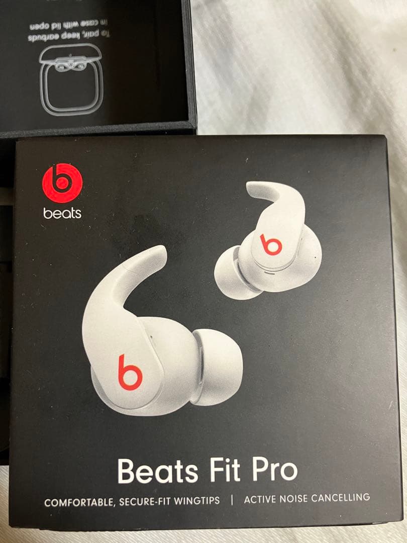 ★Beats fit proワイヤレスイヤホン ホワイト美品★シリコンケース付