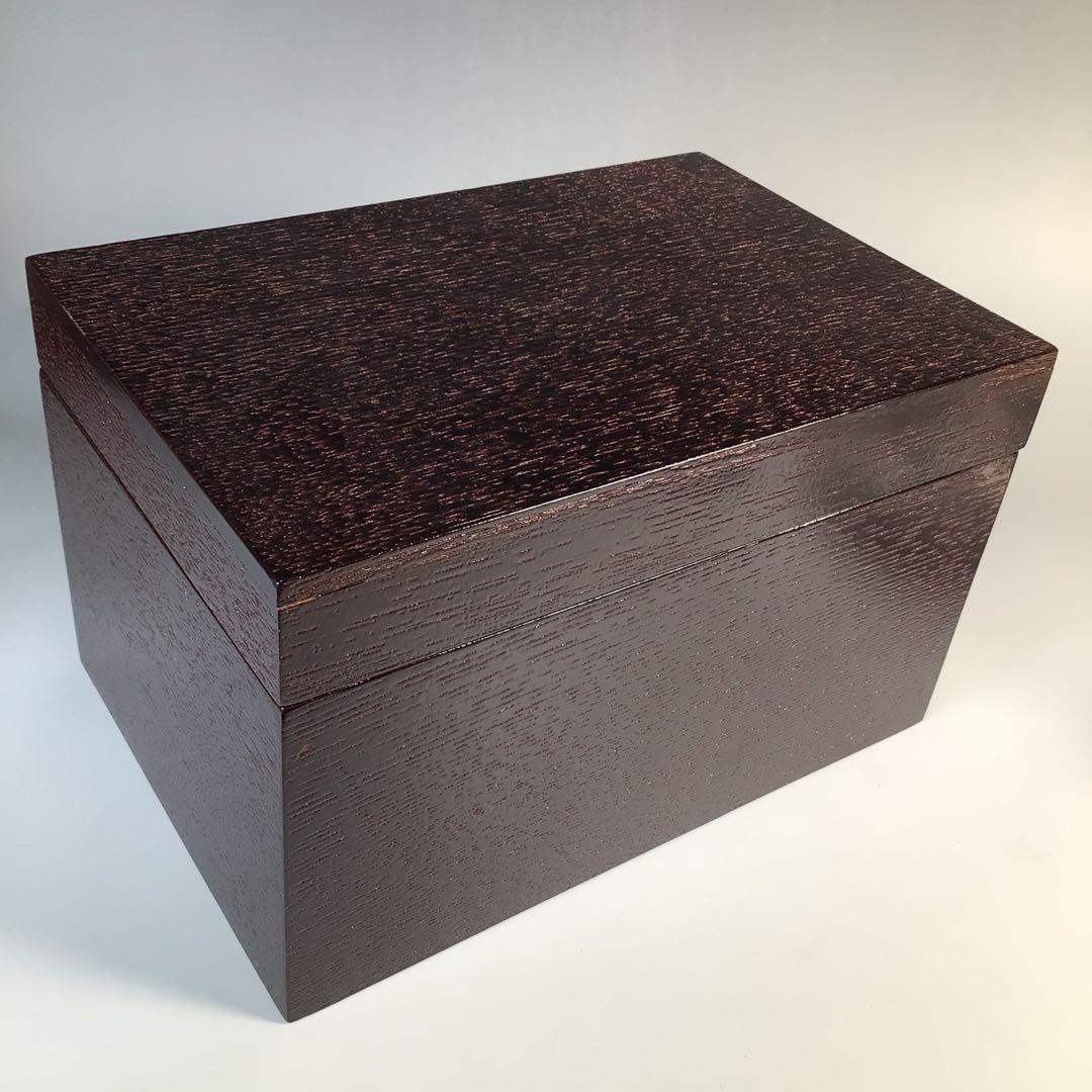 Ｍ８３２　茶箱　『溜塗』『利休形』『茶碗　棗　茶杓　茶筅　振出　茶巾筒』　茶道具