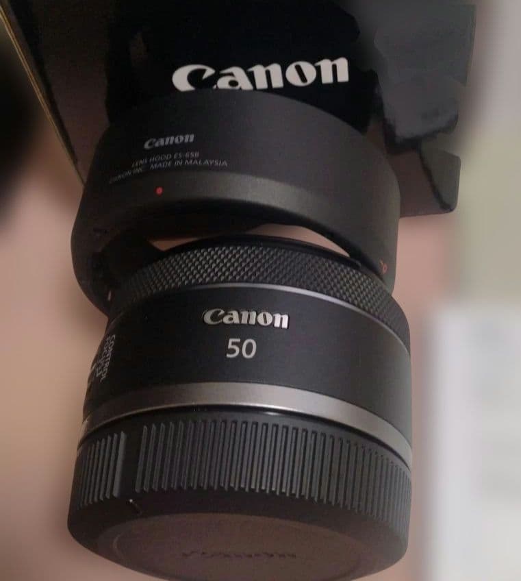 試し撮り程度ほぼ新品　Canon RF50mm F1.8 STM　純正フード付き