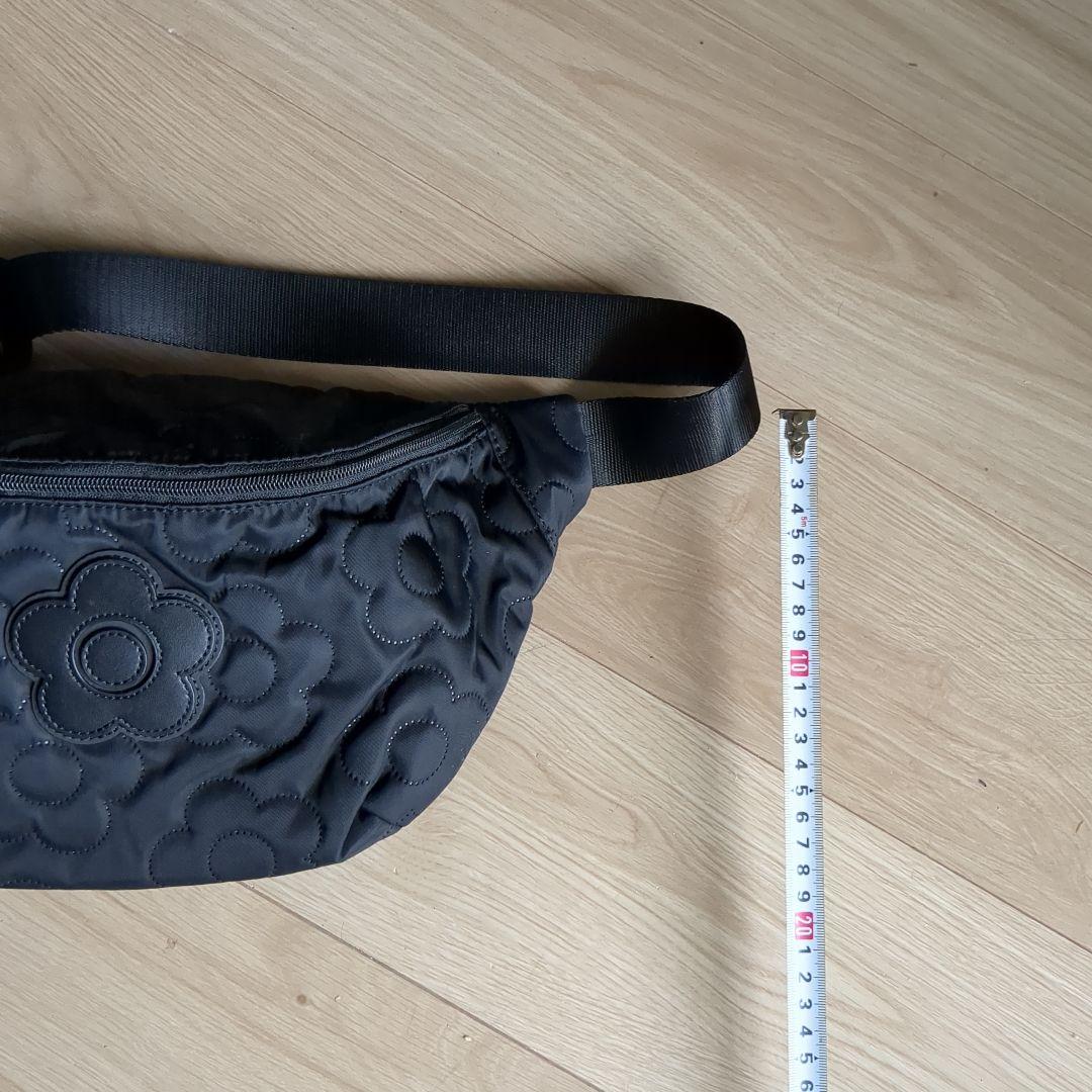 未使用　マリークワント　黒 花柄キルティング ボディバッグ