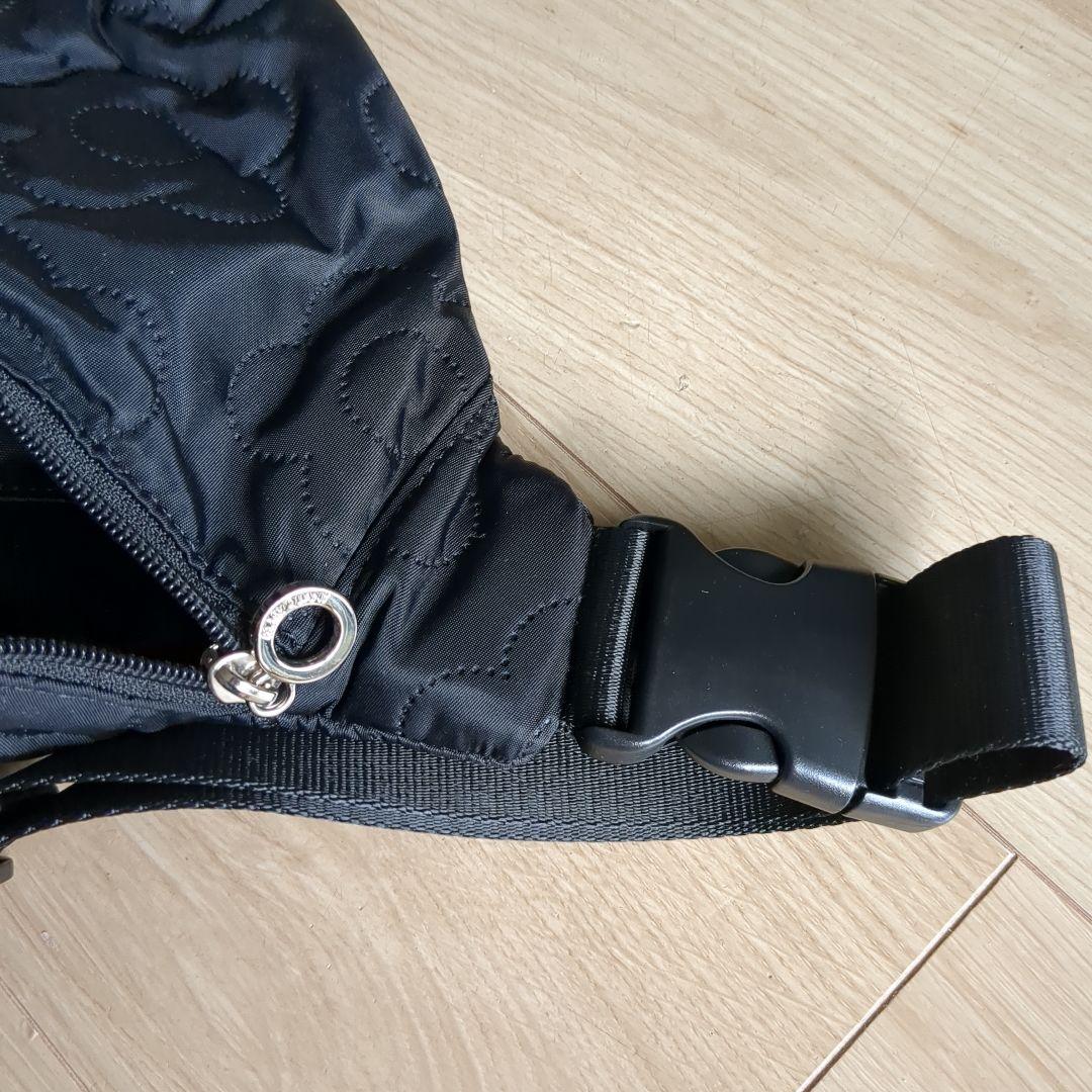 未使用　マリークワント　黒 花柄キルティング ボディバッグ