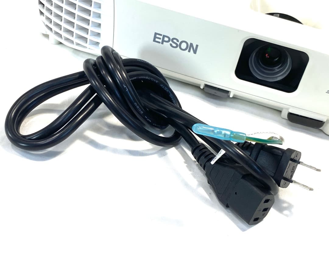 み*い様 EPSON エプソン EB-E01 プロジェクター 本体 ランプ点灯時