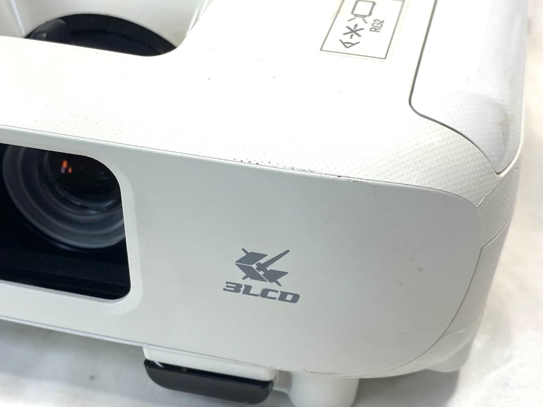 み*い様 EPSON エプソン EB-E01 プロジェクター 本体 ランプ点灯時