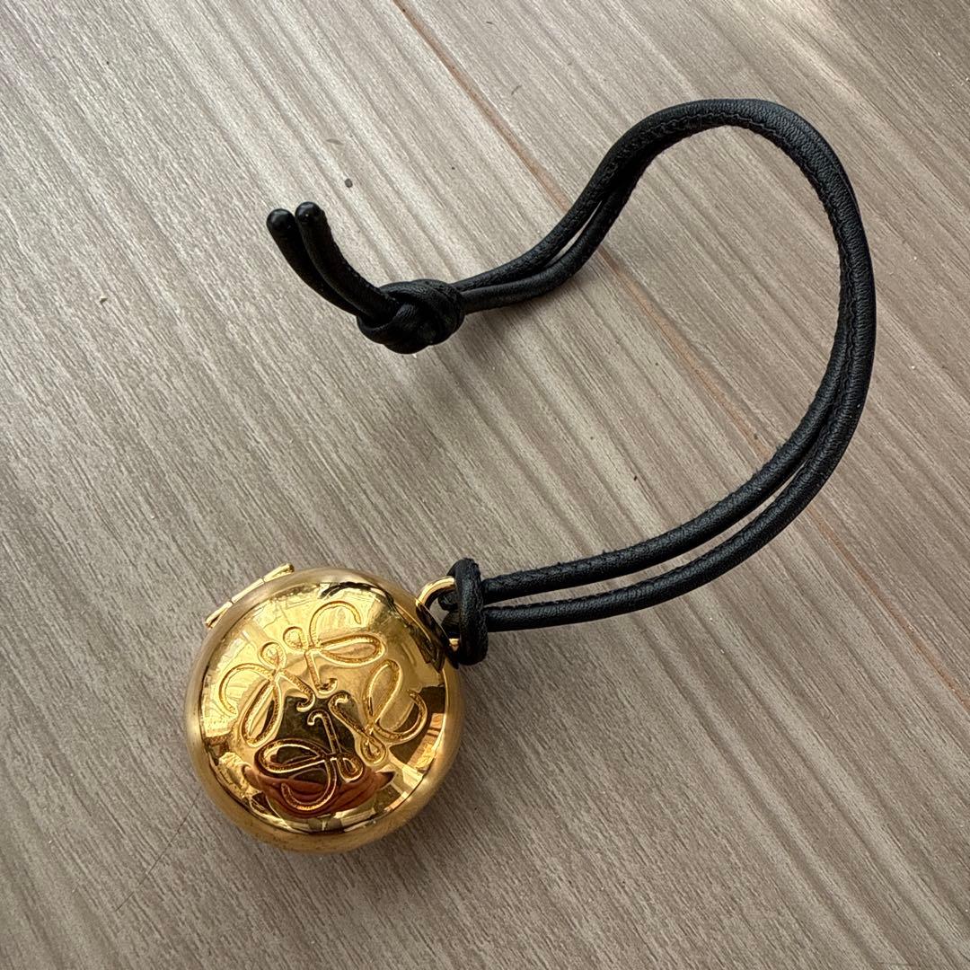 LOEWE 丸型ミラーアナグラムチャーム