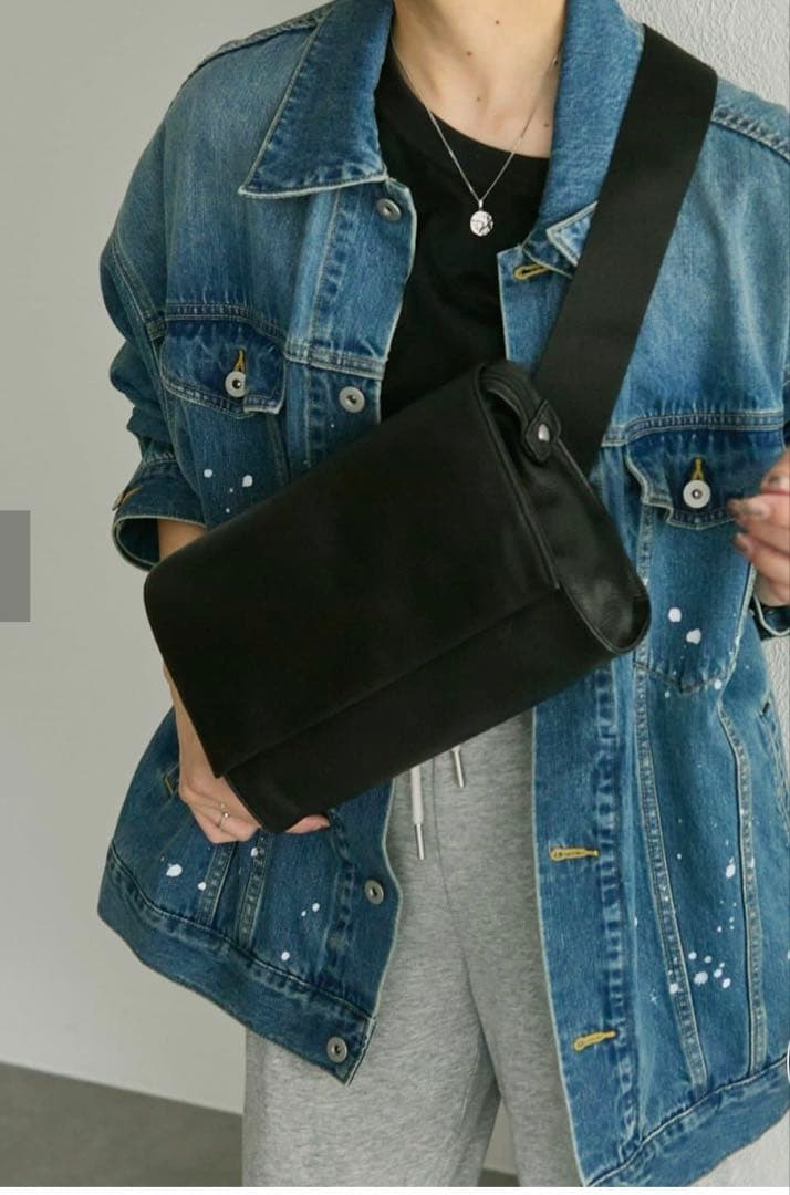 美品イアパヒヨネ　ワイドテープショルダーブラック ボディバッグ本革