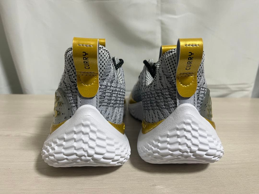 【美品/試着のみ】アンダーアーマー カリー10 Young Wolf 27.5