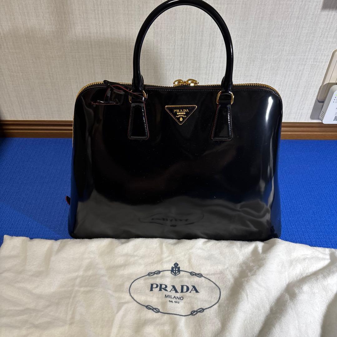 PRADA ブラック エナメル ハンドバッグ