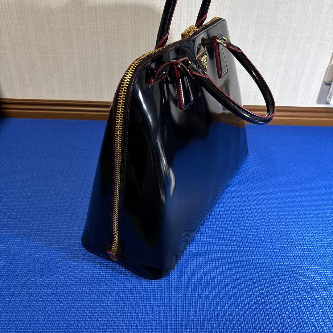 PRADA ブラック エナメル ハンドバッグ