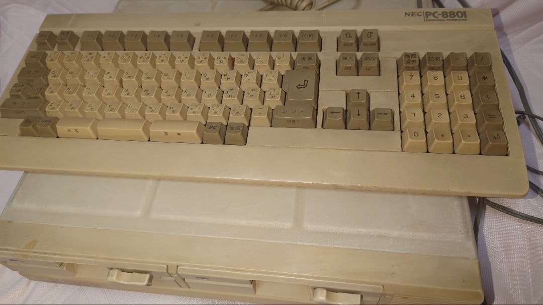 NEC PC-8801FA 本体とキーボード