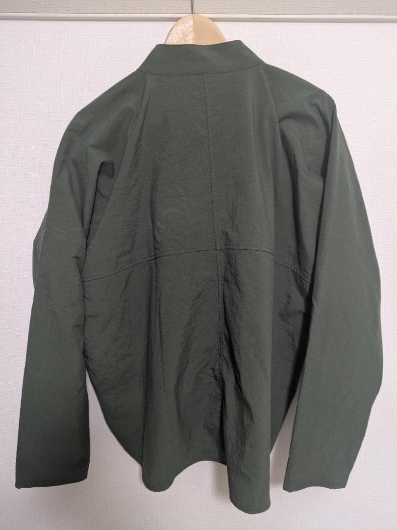 一ニのガバット　オリーブグリーン ノーカラージャケット
