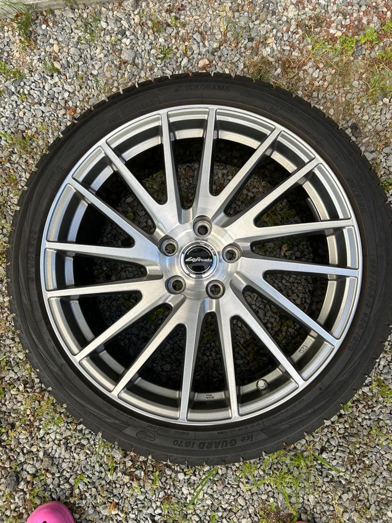 ヨコハマスタッドレスタイヤホイール235/40/19 バリ山 レクサスES使用