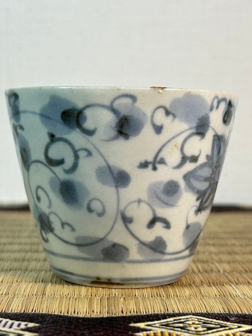 古伊万里蕎麦猪口・初期手 染付唐草　一部こんにゃく版 口縁部に金繕いあり