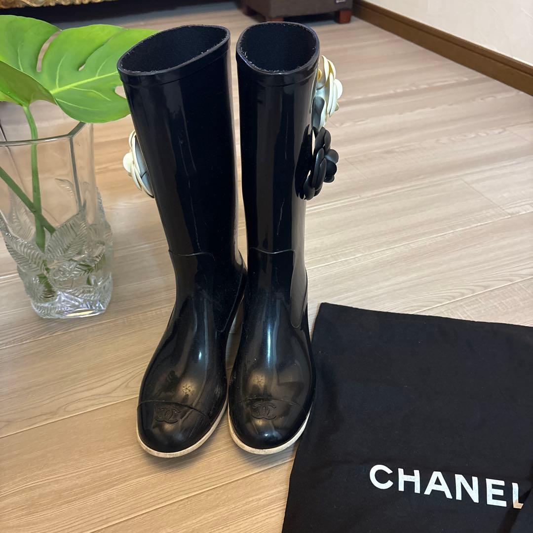CHANEL ブラックラバーブーツ フラワー装飾