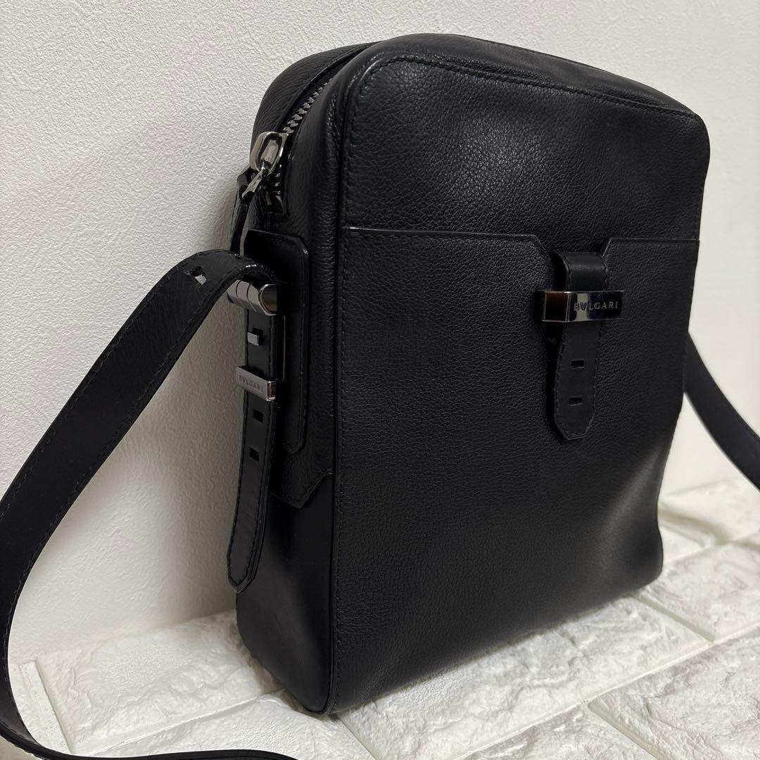 ▪️BVLGARI レザー　ショルダーバッグ　ブルガリバックル　BVCKLE 黒