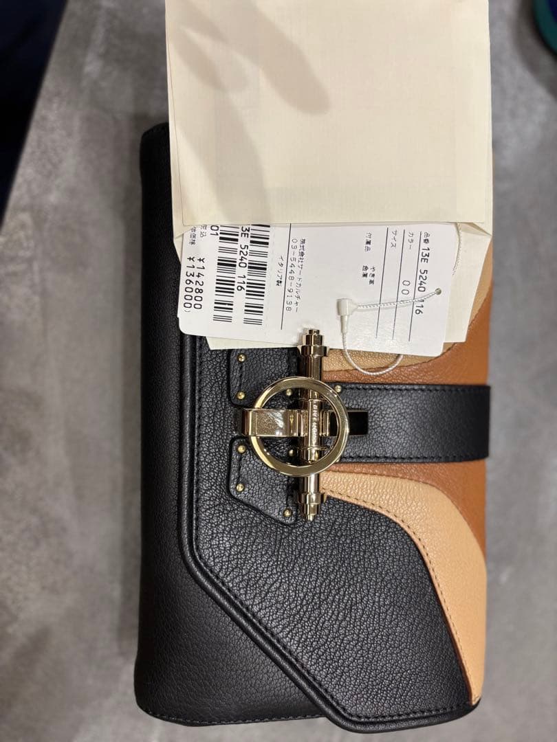 値下げしました！新品　ジパンシーレザー フラップクラッチバッグ定価142,800