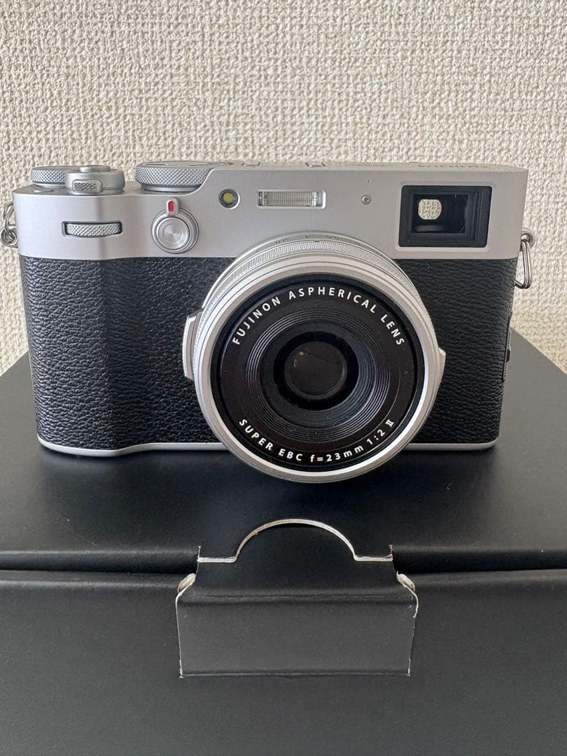 FUJIFILM X100V シルバー【ショット数4,800回・付属品多数】