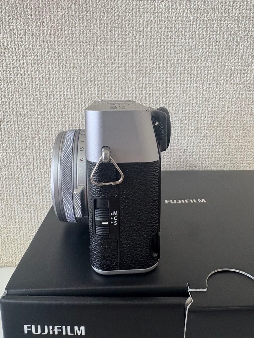FUJIFILM X100V シルバー【ショット数4,800回・付属品多数】